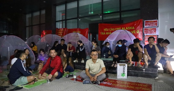 Hà Nội: Người dân ngủ vỉa hè xuyên đêm để "đòi nhà" tại dự án nhà ở xã hội của FLC