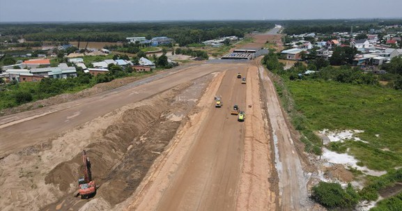 Thủ tướng yêu cầu đẩy nhanh giải phóng mặt bằng, khai thác vật liệu xây dựng cho các dự án đường bộ cao tốc