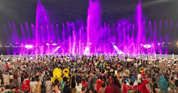 TP.HCM: Đại tiệc nhạc nước và pháo hoa rực rỡ tối 30/4 tại Van Phuc City