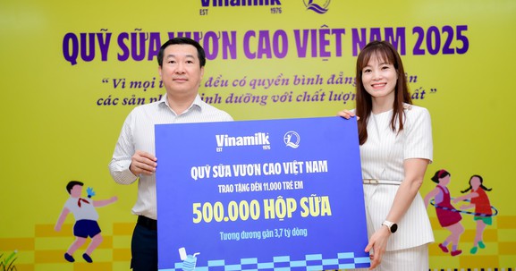 Vinamilk & Quỹ sữa dành tặng 500.000 hộp sữa đến trẻ em nhân dịp 50 năm thống nhất đất nước