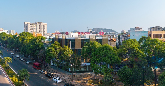 Khách hàng có thể giao dịch dễ dàng cùng Techcombank tại hệ thống WinMart