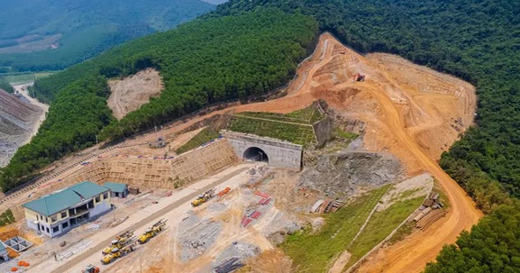Chỉ 2 tháng nữa, đoạn cao tốc Bắc - Nam xuyên qua núi, vắt qua hồ tại miền Trung sẽ hoàn thành