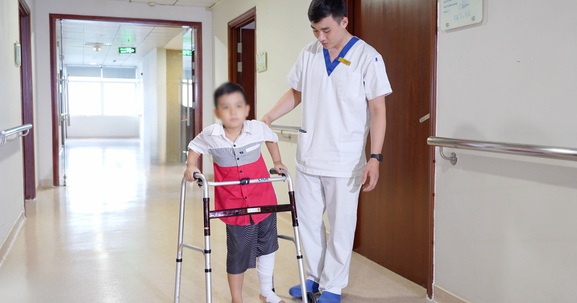 Vinmec lần đầu thay toàn bộ xương đùi cho bệnh nhi ung thư nhỏ tuổi nhất thế giới