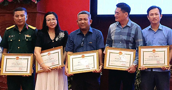 Phóng viên Reatimes nhận Bằng khen của Chủ tịch UBND tỉnh Hậu Giang