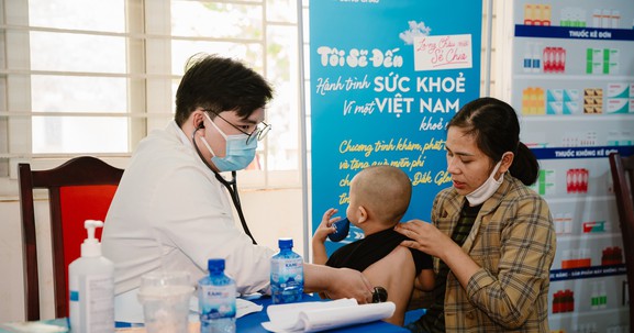 Khởi động hành trình sức khỏe vì một Việt Nam khỏe mạnh: Long Châu cùng Khoa Y – Đại học Y Dược khám lưu động miễn phí vùng sâu vùng xa