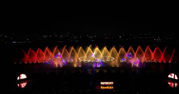 Từ truyền thuyết thành show "triệu view": Van Phuc Water Show 'dậy sóng' mùa hè TP.HCM
