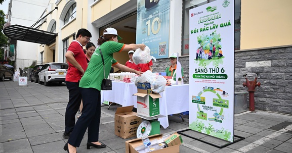 SeABank tổ chức “Ngày hội đổi rác lấy quà” - Lan tỏa lối sống xanh vì Hà Nội sạch đẹp