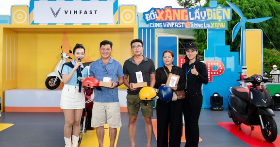 Người dân TP.HCM hào hứng “đổi xăng lấy điện”: Chuyển đổi để bầu không khí xanh, sạch hơn