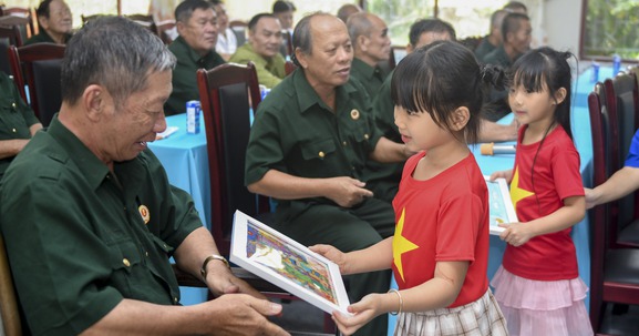 Những bức tranh “Viết tiếp câu chuyện hòa bình” từ Vinamilk: Khi lòng biết ơn được vẽ thành hình