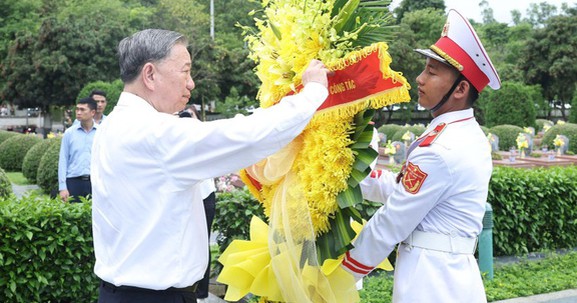 Tổng Bí thư Tô Lâm dâng hương tưởng niệm các anh hùng, liệt sỹ tại Điện Biên
