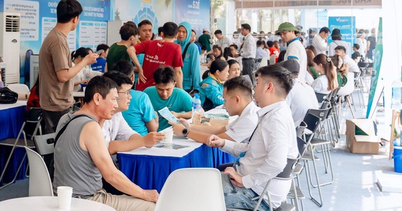 Đổi xe xăng cũ lấy xe điện VinFast tại Hà Nội: Tài xế dịch vụ nhận ưu đãi kép với Limo Green