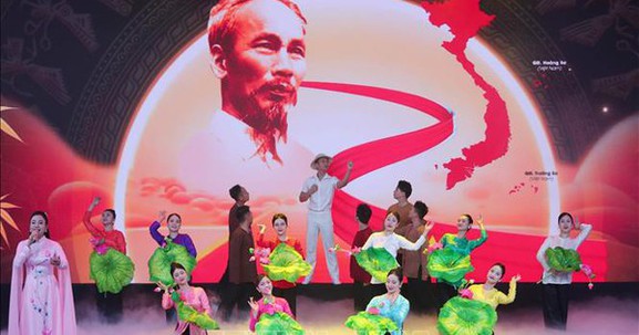 Tổng Bí thư Tô Lâm dự giao lưu nghệ thuật "Khắc ghi lời Bác - vang nhịp quân hành"