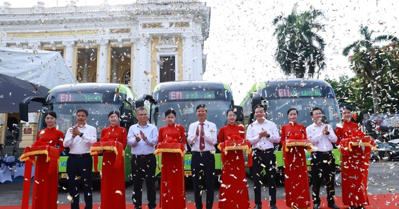 Vinbus khai trương tuyến buýt điện miễn phí E11 - Phục vụ người dân tham quan các điểm du lịch nổi tiếng của Thủ đô