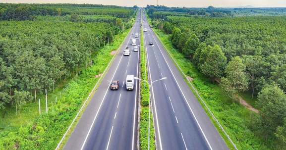 Sẽ nghiên cứu bổ sung làn đường vượt riêng trên các tuyến cao tốc