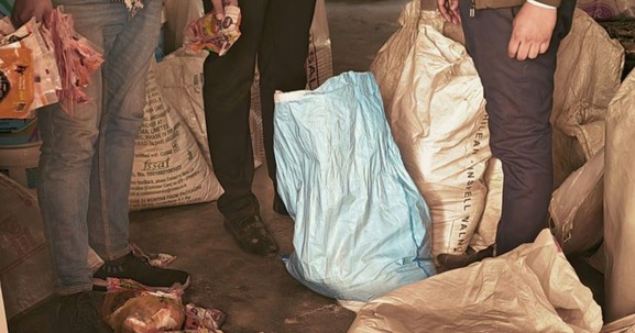 Đột kích một nhà máy, triệt phá đường dây dùng muối để ướp xác động vật xuất thay cho muối tinh luyện để tuồn ra thị trường