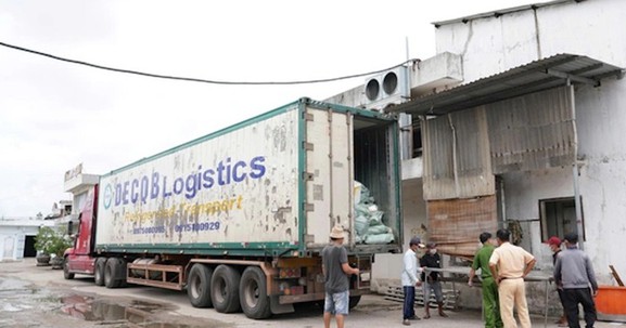 Phát hiện xe đầu kéo chở 30 tấn thịt lợn, dê và chân gà không rõ nguồn gốc
