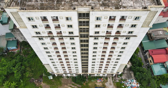 Cận cảnh khu tái định cư bỏ hoang giữa Thủ đô, gây lãng phí tài sản công