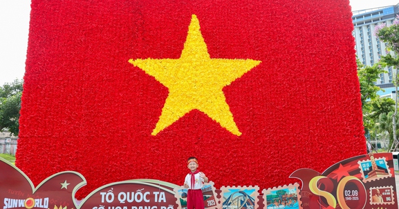 Du khách thích thú check-in đại kỳ tại Hạ Long ngay trước thềm lễ 2/9 