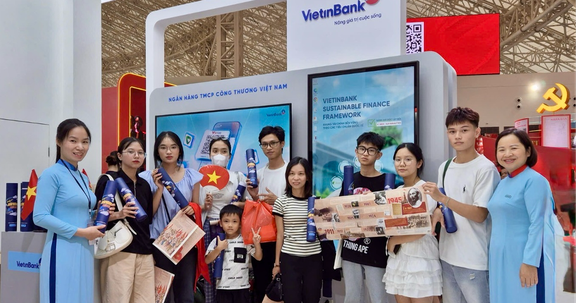 Nhận quà khi check-in gian hàng VietinBank tại Triển lãm thành tựu đất nước