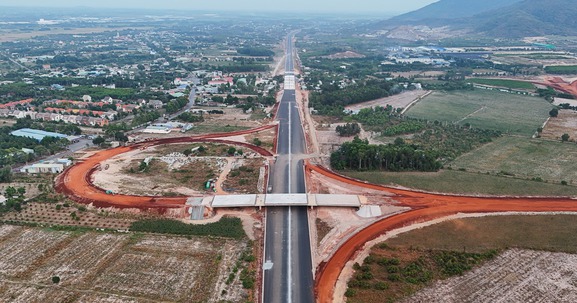 Chỉ hơn tháng nữa, tuyến cao tốc gần 18.000 tỷ kết nối 2 tỉnh thành giàu nhất Việt Nam sẽ đi vào khai thác