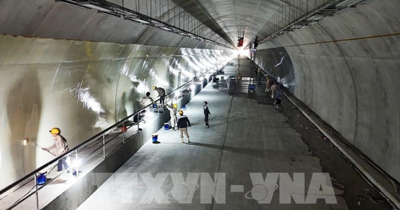Hầm xuyên núi kết nối 2 tỉnh hẹp ngang của Việt Nam: Thi công xuyên lễ, nỗ lực thông xe trước Tết Nguyên đán