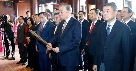 Tổng Bí thư Tô Lâm dâng hương tưởng niệm Chủ tịch Hồ Chí Minh tại Nghệ An