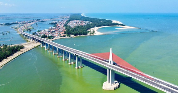 Sắp hoàn thiện cầu dây văng vượt biển dài nhất miền Trung, kết thúc hơn 100 năm di chuyển bằng đò của người dân đôi bờ