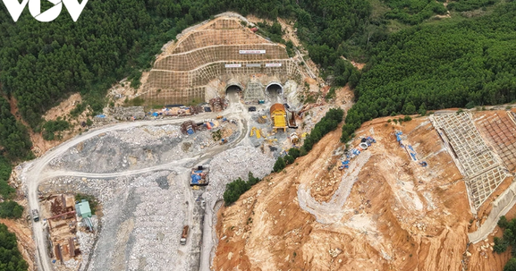 Chính thức thông toàn bộ hầm chui dài nhất tuyến cao tốc nối ‘rừng – biển’ đầu tiên của Việt Nam