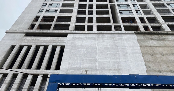 Từng được hứa tái khởi động, tòa nhà chọc trời kỳ vọng cao thứ 3 Hà Nội nay thành bãi đỗ xe, sân pickleball