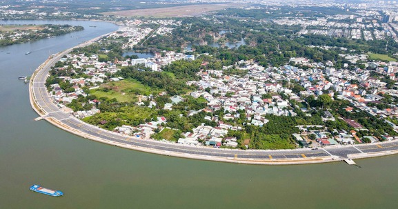 Chỉ hơn một tháng nữa sẽ thông xe tuyến đường ven sông gần 5km đi qua biệt thự cổ là bối cảnh phim Người đẹp Tây Đô