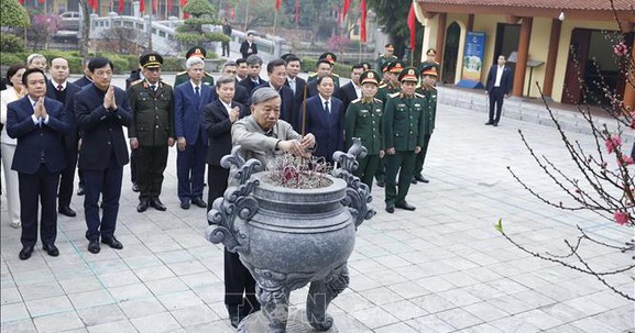 Tổng Bí thư Tô Lâm dâng hương tưởng niệm các đồng chí lãnh đạo tiền bối