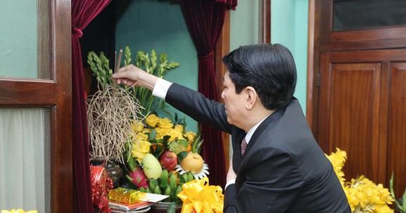 Chủ tịch nước Lương Cường dâng hương tưởng niệm Chủ tịch Hồ Chí Minh tại Nhà 67