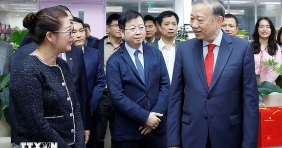 Tổng Bí thư Tô Lâm thăm, chúc Tết cán bộ, phóng viên VTV và VOV