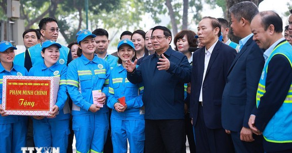 Thủ tướng thăm, động viên lực lượng bảo đảm vệ sinh môi trường Hà Nội dịp Tết