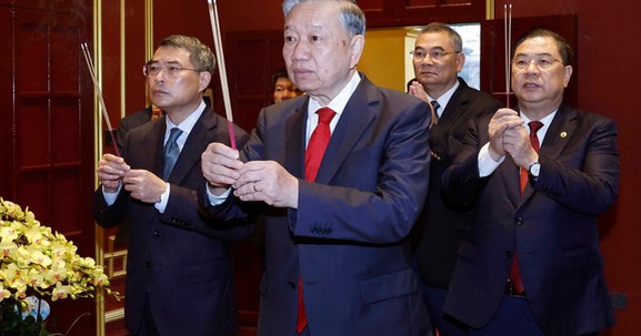 Tổng Bí thư Tô Lâm dâng hương tại Khu Di tích Hoàng thành Thăng Long và Di tích nhà 67