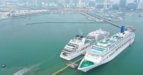 Gần 2.400 du khách quốc tế "xông đất" Cảng tàu khách Quốc tế Hạ Long
