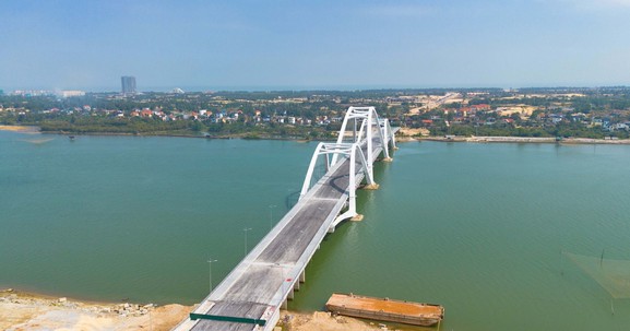 Sắp thông xe cây cầu vòm thép 1.300 tỷ của miền Trung