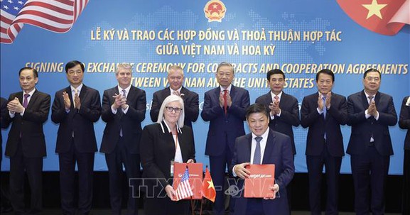 Tổng Bí thư chứng kiến lễ ký và trao các thoả thuận hợp tác giữa Việt Nam và Hoa Kỳ