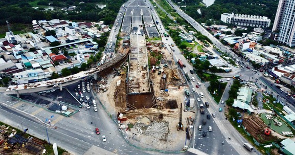 Nút giao 3 tầng, 2 hầm chui lớn nhất TP. HCM vắng người thi công sau nhiều lần trễ hẹn