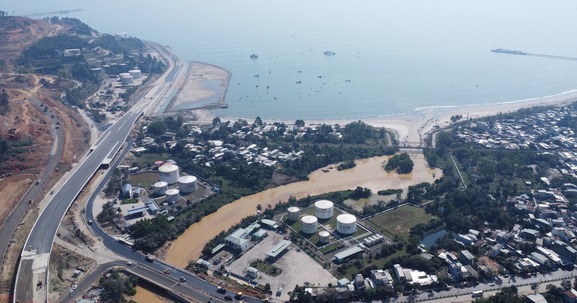 Chỉ vài ngày nữa, Việt Nam sẽ có thêm siêu cảng biển mới: Vốn 1,8 tỷ USD, nằm ngay chân đèo đẹp nhất cả nước