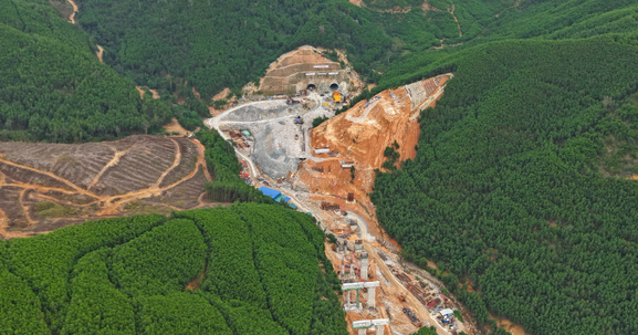 Chỉ 3 tháng nữa, chính thức thông xe cao tốc nối ‘rừng – biển’ đầu tiên của Việt Nam