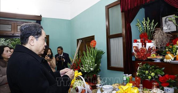 Chủ tịch Quốc hội Trần Thanh Mẫn dâng hương tưởng nhớ Chủ tịch Hồ Chí Minh tại Nhà 67