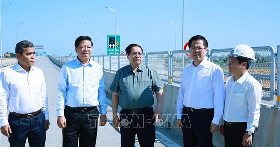 Thủ tướng kiểm tra công trình giao thông trọng điểm từ Quảng Ngãi đến Khánh Hoà