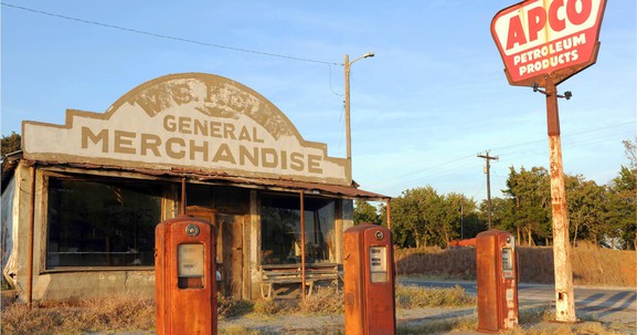 Viễn du nước Mỹ qua ống kính Alex Frayne: Từ bãi biển Venice náo nhiệt đến những trạm xăng hoang vắng