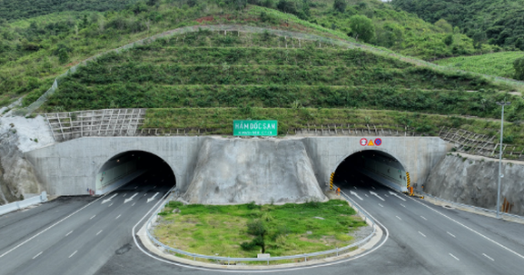 Huy động 1.500 công nhân làm việc 24/24, áp dụng kỹ thuật đặc biệt hàng đầu thế giới, hoàn thành hầm xuyên núi duy nhất Việt Nam trải bê tông nhựa toàn bộ