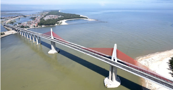 Chỉ 1 tháng nữa, chính thức thông xe cầu dây văng vượt biển dài nhất miền Trung, kết thúc hơn 100 năm di chuyển bằng đò của người dân đôi bờ