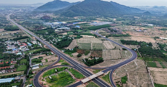 Cao tốc gần 18.000 tỷ kết nối 2 tỉnh thành giàu nhất Việt Nam lỡ hẹn thông xe