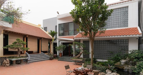 Cải tạo ngôi nhà cũ 105m2 thành tổ ấm ngập tràn ánh sáng bên nhà thờ họ