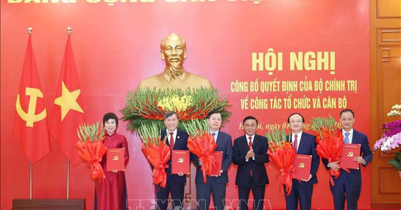 Hội nghị công bố Quyết định của Bộ Chính trị về công tác tổ chức và cán bộ của 5 cơ quan