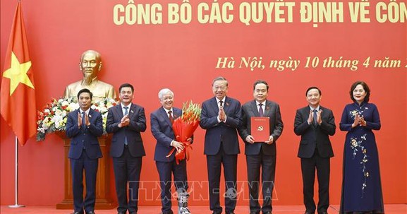 Tổng Bí thư, Chủ tịch nước Tô Lâm trao Quyết định của Bộ Chính trị chỉ định tham gia Đảng ủy Quốc hội nhiệm kỳ 2025 – 2030